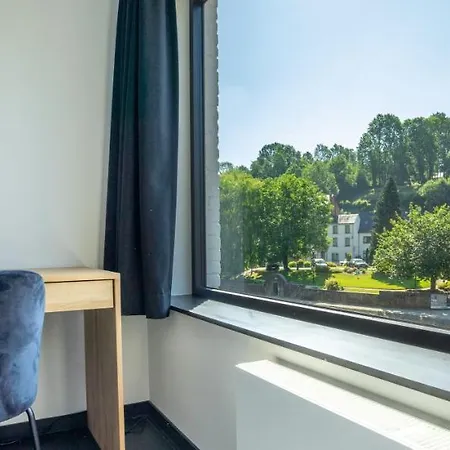 La Maison Noire 펜션 라로셰안알데네