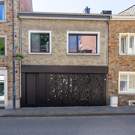 펜션 La Maison Noire 라로셰안알데네