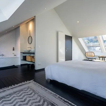 펜션 La Maison Noire 라로셰안알데네